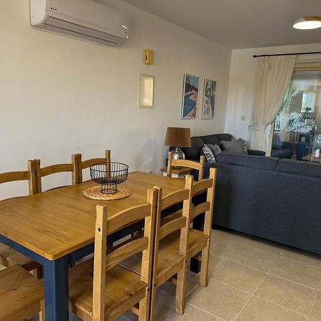 Royal-Seacrest Oasis, Pool-Side Appartement Paphos Buitenkant foto