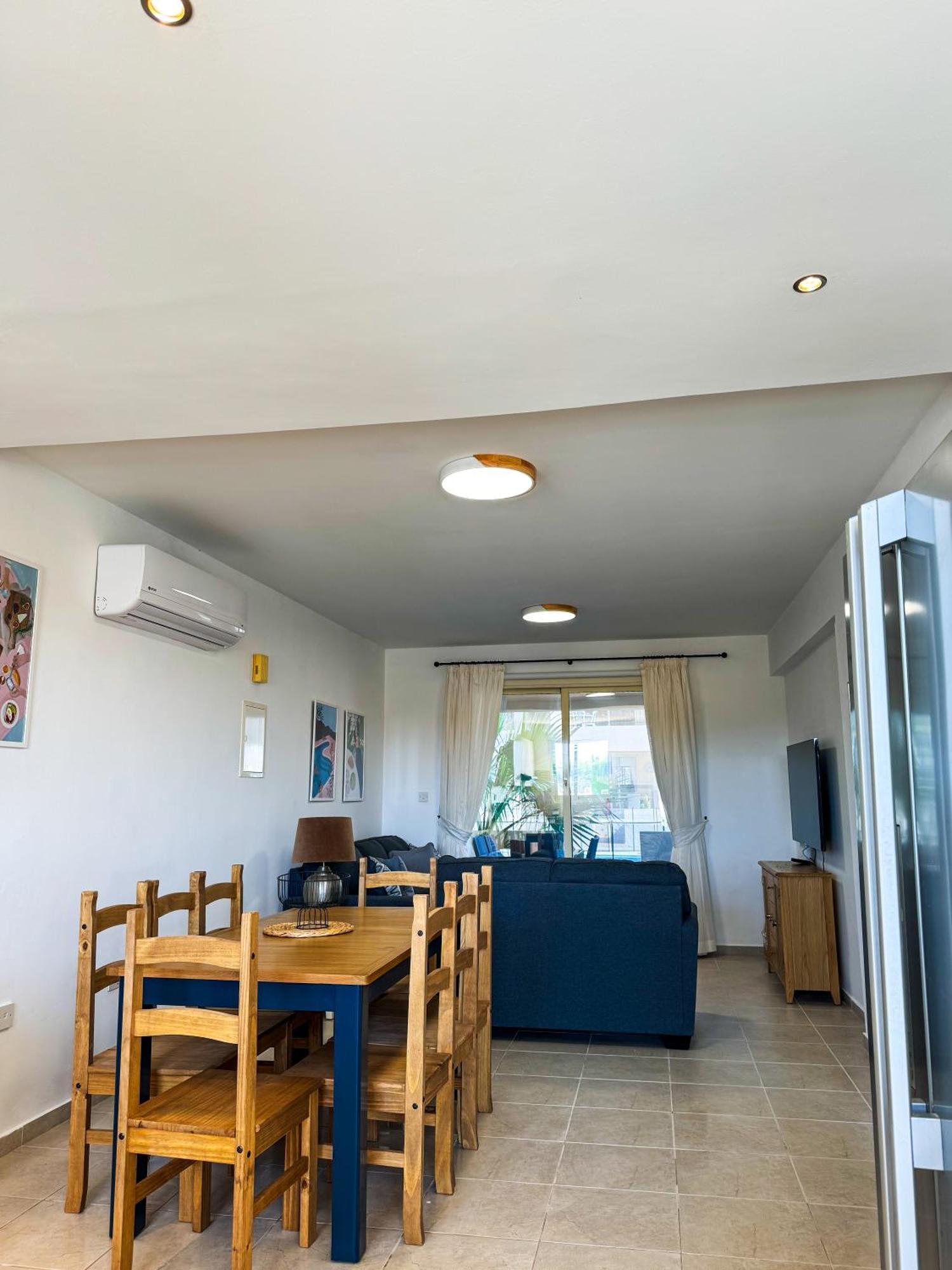 Royal-Seacrest Oasis, Pool-Side Appartement Paphos Buitenkant foto