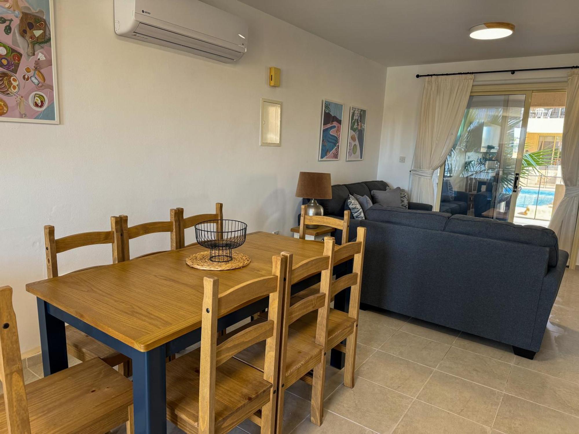 Royal-Seacrest Oasis, Pool-Side Appartement Paphos Buitenkant foto
