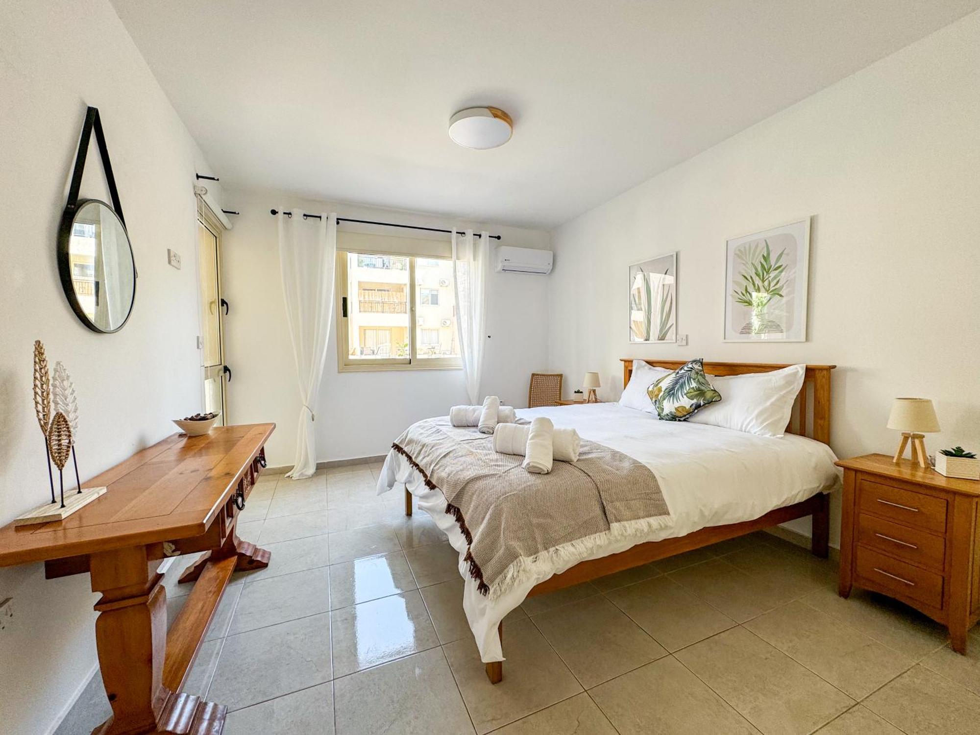 Royal-Seacrest Oasis, Pool-Side Appartement Paphos Buitenkant foto