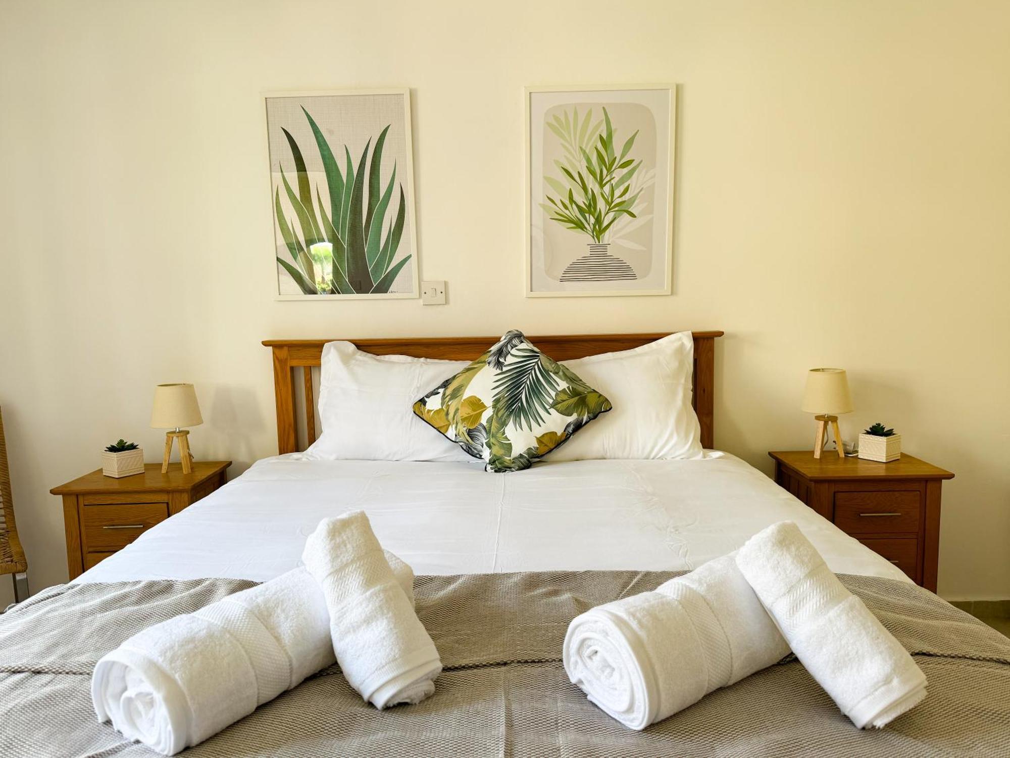 Royal-Seacrest Oasis, Pool-Side Appartement Paphos Buitenkant foto