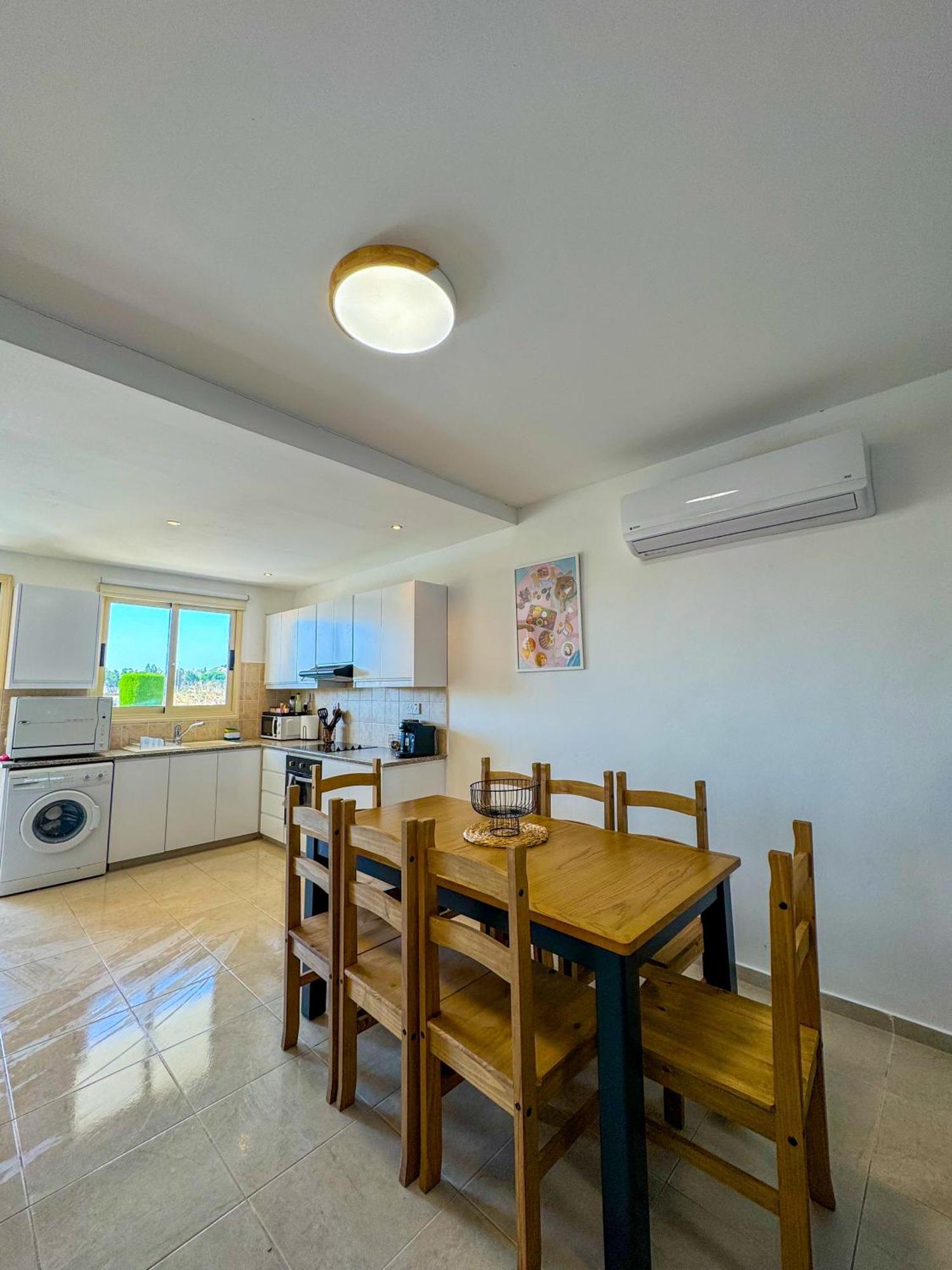 Royal-Seacrest Oasis, Pool-Side Appartement Paphos Buitenkant foto