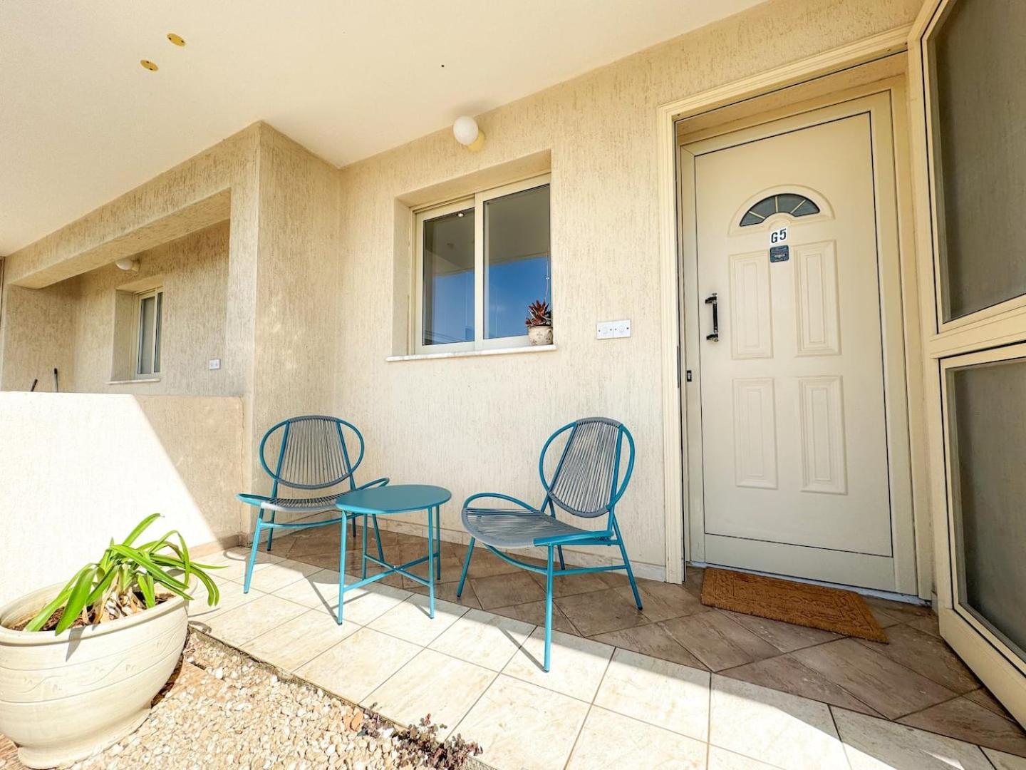 Royal-Seacrest Oasis, Pool-Side Appartement Paphos Buitenkant foto