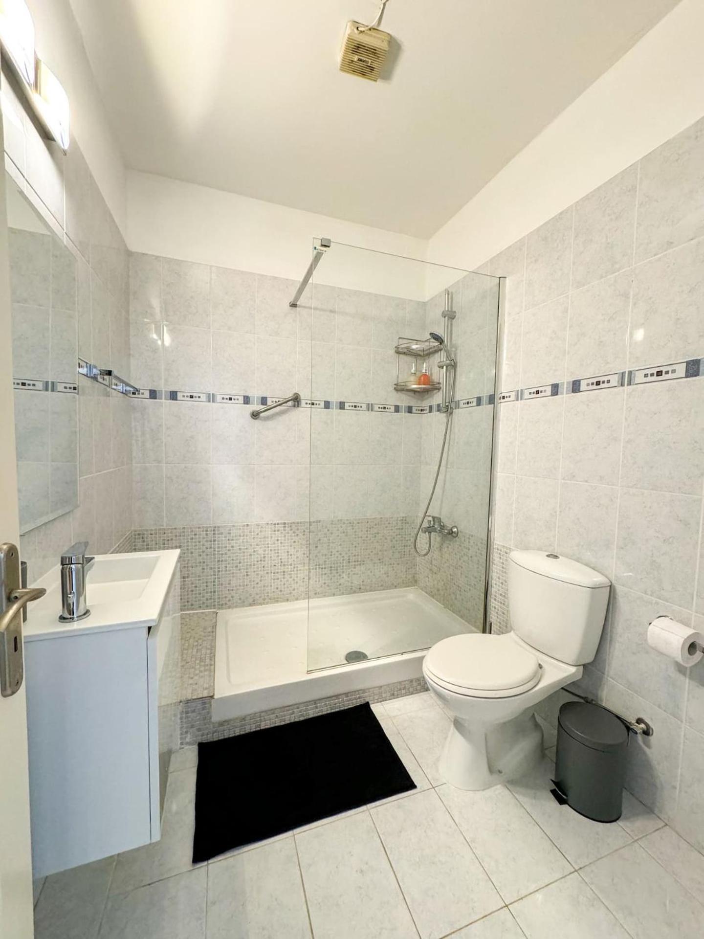 Royal-Seacrest Oasis, Pool-Side Appartement Paphos Buitenkant foto