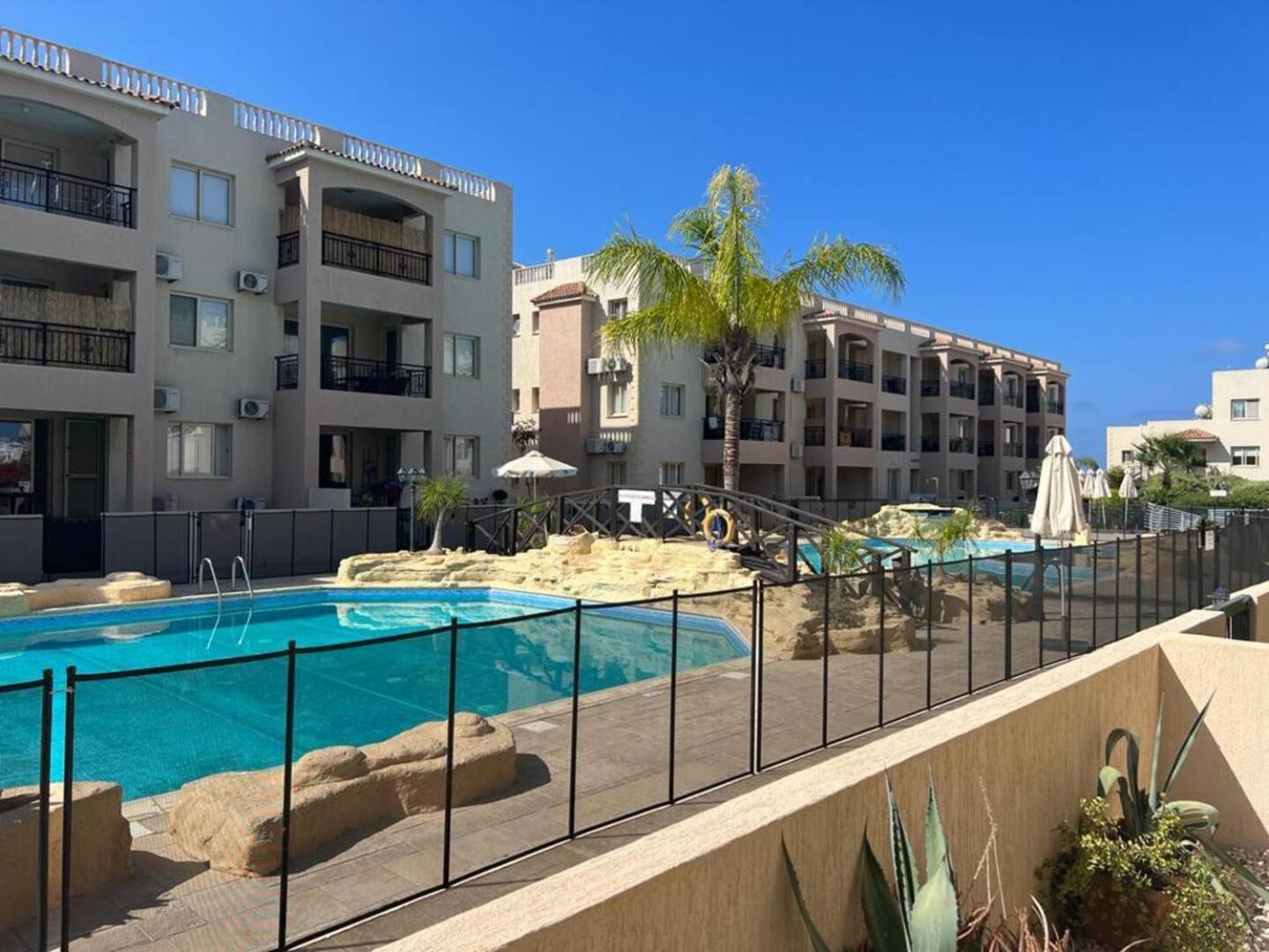 Royal-Seacrest Oasis, Pool-Side Appartement Paphos Buitenkant foto
