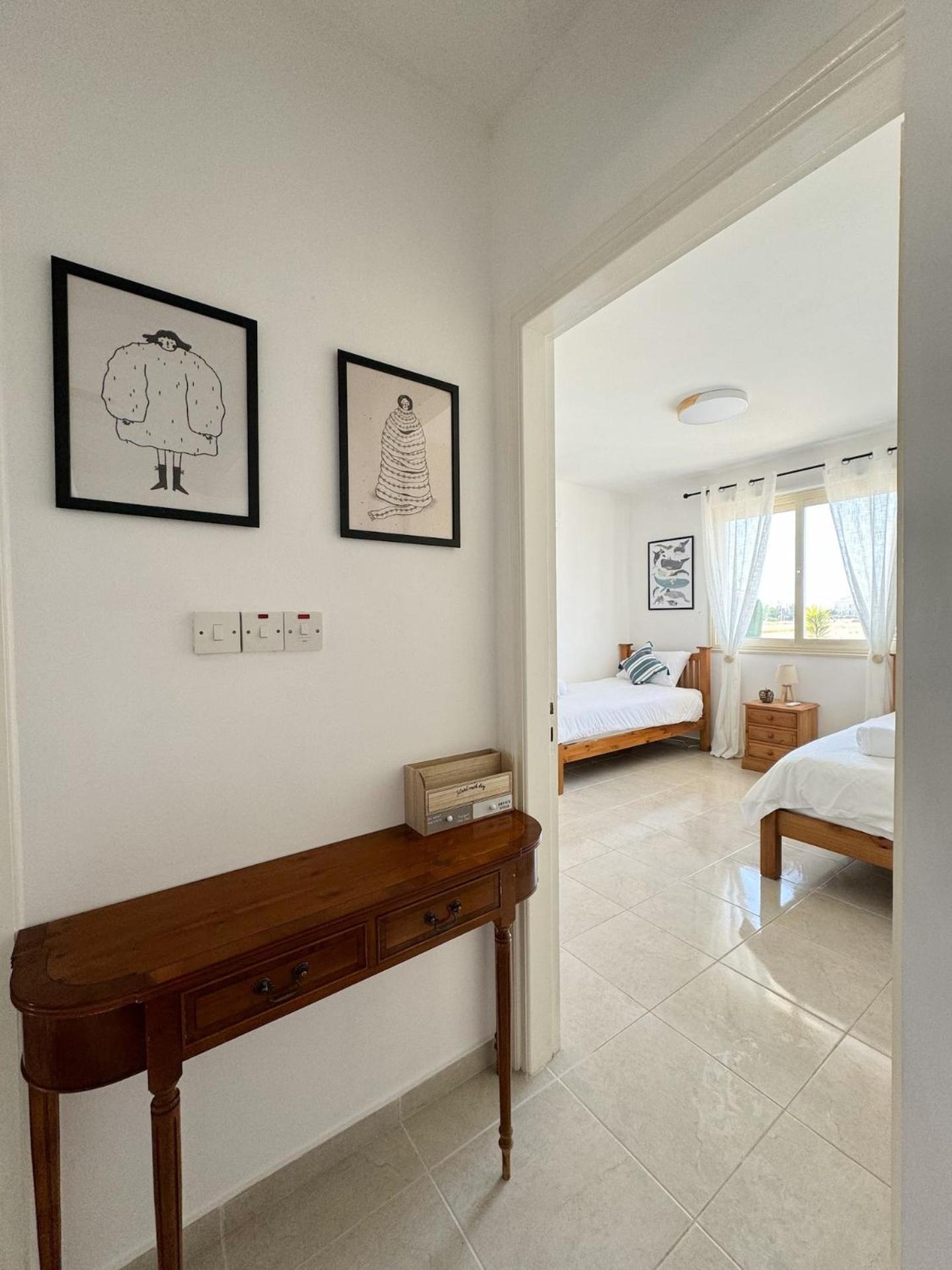 Royal-Seacrest Oasis, Pool-Side Appartement Paphos Buitenkant foto