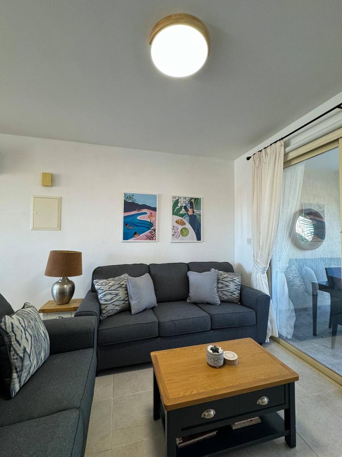 Royal-Seacrest Oasis, Pool-Side Appartement Paphos Buitenkant foto